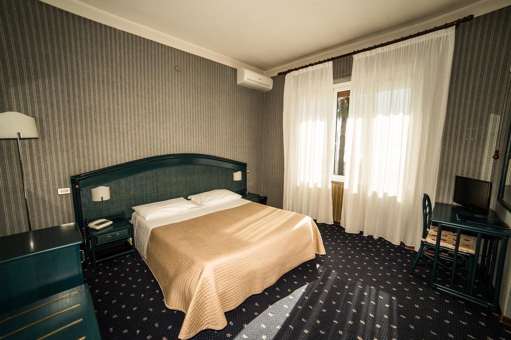 Hotel Kristina Imperia Extérieur photo