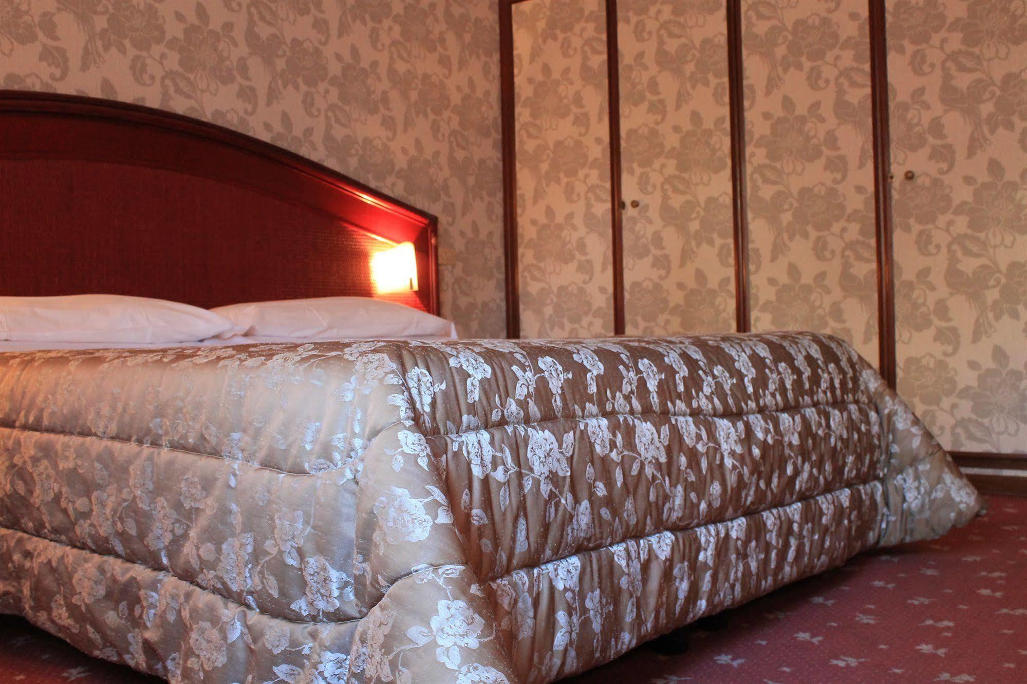 Hotel Kristina Imperia Extérieur photo