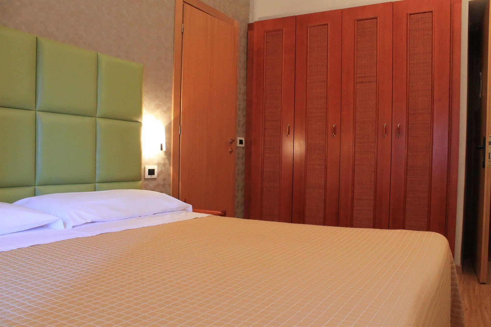 Hotel Kristina Imperia Extérieur photo