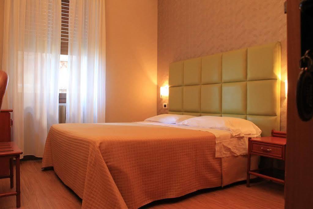 Hotel Kristina Imperia Extérieur photo